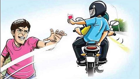 வாலிபரிடம் செல்போன், நகை பறித்த 2 பேர் கைது