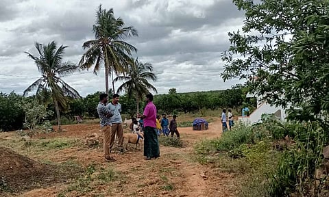 கொலை குற்றவாளி ராமதாசை கவ்வி பிடித்த மோப்பநாயை காணலாம்