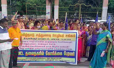 திருவள்ளூரில் கோரிக்கைகளை வலியுறுத்தி பேரணி- கலெக்டர் அலுவலகத்தில் சத்துணவு ஊழியர்கள் போராட்டம்