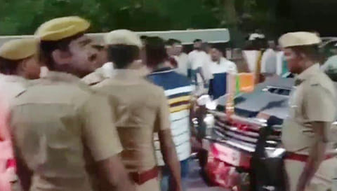 கார் மீது தாக்குதல் நடந்தது தொடர்பாக போலீசார் விசாரணை நடத்தியபோது எடுத்த படம்.&nbsp;