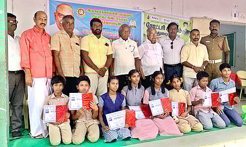 வெற்றி பெற்ற மாணவர்களுக்கு சான்றிதழ் வழங்கப்பட்டது.