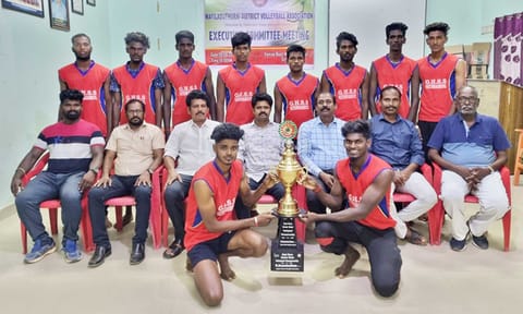 கோப்பை வென்ற மயிலாடுதுறை அணியுடன் கைபந்து சங்க நிர்வாகிகள் உள்ளனர்.
