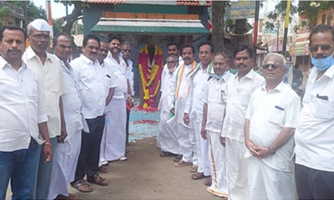 தஞ்சை மாவட்ட காங்கிரஸ் (தெற்கு) சார்பாக மாவட்ட துணைத்தலைவர் வக்கீல் கோ.அன்பரசன் தலைமையில் தஞ்சாவூர் கீழவாசலில் உள்ள காமராஜர் சிலைக்கு மாலை அணிவித்தனர்.