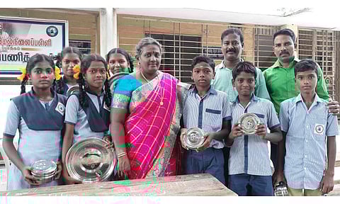 போட்டியில் வெற்றி பெற்ற மாணவர்களுக்கு பரிசு வழங்கும் காட்சி.