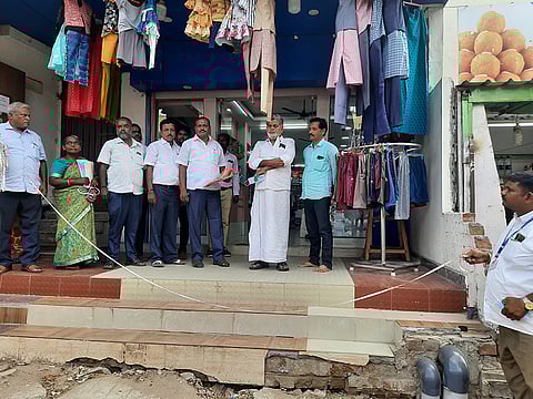 விக்கிரவாண்டி பேரூராட்சியில் புதிய வரிவிதிப்புகள் குறித்து உதவி இயக்குனர் வெங்கடேசன் ஆய்வு செய்தார்.அருகில் தலைவர் அப்துல் சலாம், செயல் அலுவலர் அண்ணாதுரை  உள்ளனர்.