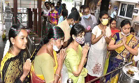 அம்மன் கோவில்களில் பக்தர்கள் கூட்டம் அலைமோதியது