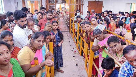 கோட்டை மாரியம்மன் கோவிலில் சாமி தரிசனம் செய்த பக்தர்கள்
