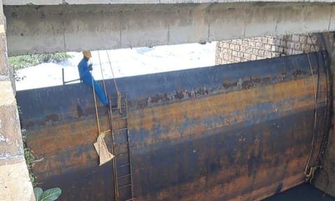 ஓசூர் கெலவரப்பள்ளி அணையில் பராமரிப்பு பணிகள் தொடங்கியபோது எடுத்த படம்.
