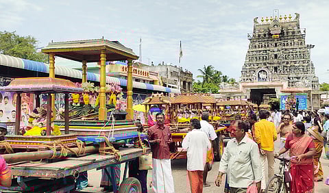 கடலூர் திருப்பாதிரிப்புலியூர் பாடலீஸ்வரர் கோயிலில் 63 நாயன்மார்கள் வீதி உலா நடைபெற்றது.