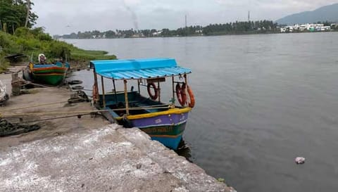 பூலாம்பட்டி காவிரிக் கதவணை நீர்த்தேக்க பகுதியில் வெள்ளப்பெருக்கு ஏற்பட்டுள்ள நிலையில், பயணிகள் பாதுகாப்பினை கருதி இயக்க படாமல் கரைப்பகுதியில் நிறுத்தப்பட்டுள்ள விசைப்படகு
