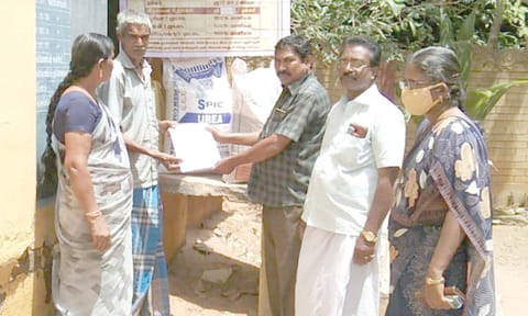 விவசாயிக்கு உரம் வழங்கும் ஆணை