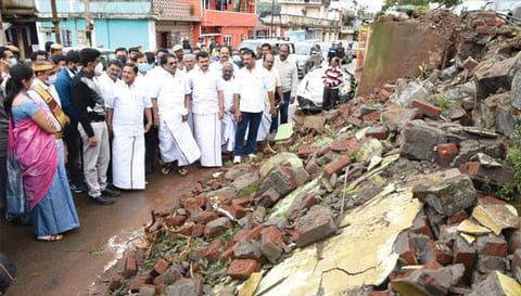 முறிந்த மரங்கள்-மண்சரிவு அகற்றம்-நீலகிரியில் மீட்பு பணிகள் தீவிரம்