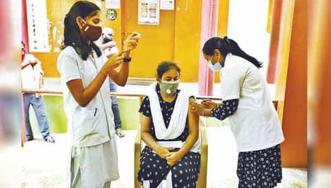 200 கோடி கொரோனா தடுப்பூசி செலுத்தி இந்தியா சாதனை- பிரதமர் மோடி பாராட்டு