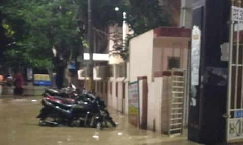 ஏனாம் அரசு ஆஸ்பத்திரியில் புகுந்துள்ள வெள்ள நீர்