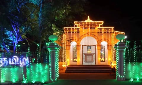 வண்ண விளக்குகளில் மின்னும் மார்ஷல் நேசமணி மணிமண்டபம்