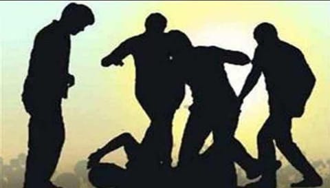 பெண்ணை பின்தொடர்ந்த வாலிபருக்கு அடி உதை
