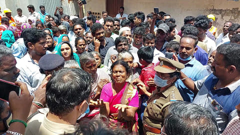ஆக்கிரமிப்புகள் அகற்றப்பட்ட போது குடியிருப்பு வாசிகள் அதிகாரிகளிடம் முறையிட்ட காட்சி.&nbsp;