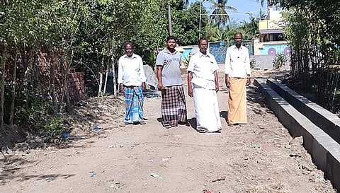 தார்சாலை அமைய உள்ள இடத்தை பார்வையிட்ட பொதுமக்கள்.