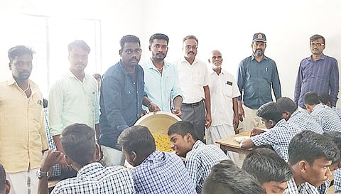 மாணவர்களுக்கு உணவு பரிமாறப்பட்டது.