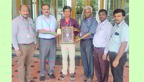 ெபாறியியல் கல்லூரி 3-ம் ஆண்டு எந்திரவியல் துறை மாணவருக்கு சிறந்த சமூக சேவகருக்கான விருது வழங்கப்பட்டது.
