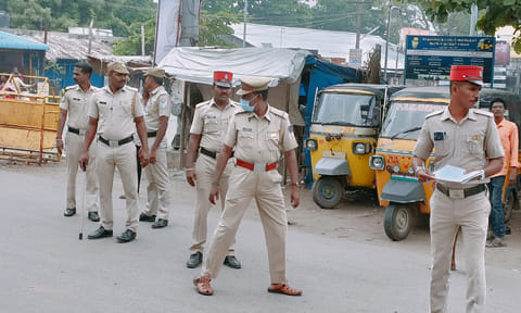 சேதராப்பட்டு பகுதியில் போலீசார் குவிக்கப்பட்டுள்ள காட்சி.