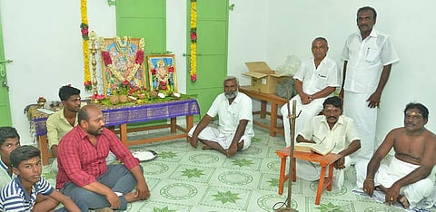 பேயன்விளை ராமர் கோவிலில் ஏடு வாசிப்பு நிகழ்ச்சி தொடங்கிய போது எடுத்த படம்.