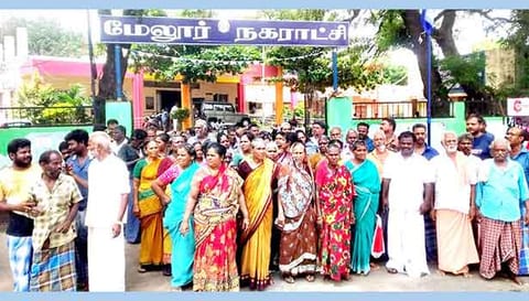 மேலூர் நகராட்சி அலுவலகத்தை முற்றுகையிட்ட காய்கறி வியாபாரிகள்.&nbsp;