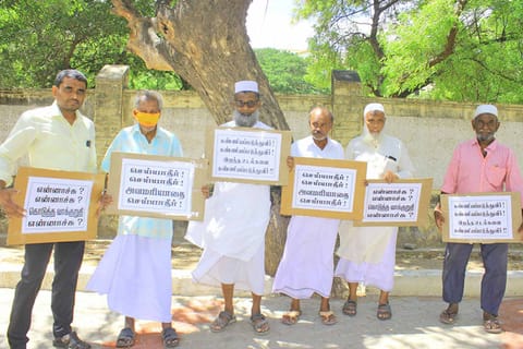 கோரிக்கை அட்டைகளுடன் வந்து மனு அளித்த பொதுஜன நல சங்கத்தினர்.