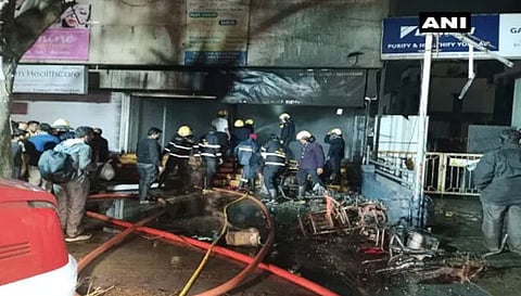 சார்ஜ் செய்யும்போது விபத்து- ஷோரூமில் வைக்கப்பட்டிருந்த 7 மின்சார பைக்குகள் தீயில் கருகின