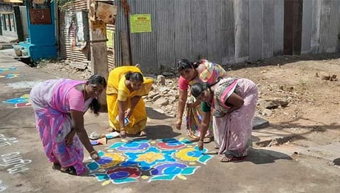 குப்பை கொட்டும் இடத்தில் கோலமிட்டு பொதுமக்களுக்கு விழிப்புணர்வு ஏற்படுத்தப்பட்டது.