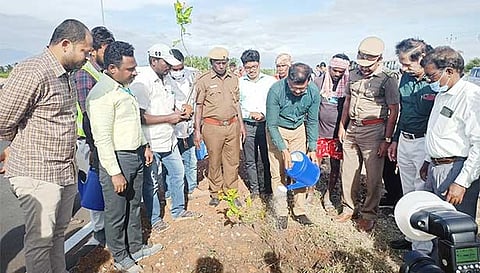 விழாவில்கலந்து கொண்டவர்களை படத்தில் காணலாம்.