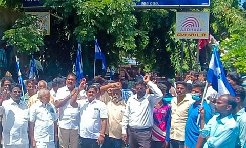 ஆதிதிராவிடர் நலத்துறை அலுவலகத்தை  தலித் மக்கள் பாதுகாப்பு இயக்கத்தினர் முற்றுகையிட்டு போராட்டம் நடத்திய காட்சி.