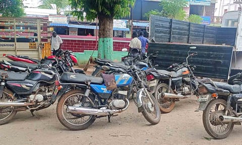 10 மோட்டார் சைக்கிள்கள் ஆயுதப்படைக்கு அனுப்பி வைப்பு