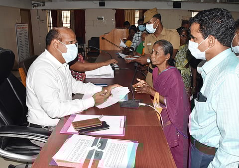 குறைதீர்க்கும் நாள் கூட்டத்தில் பொது மக்களிடம் கலெக்டர் பாலசுப்ரமணியம் மனுக்கள் வாங்கிய காட்சி.&nbsp;