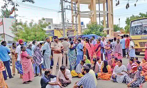 மறியலில் ஈடுபட்டவர்களை படத்தில் காணலாம்.&nbsp;