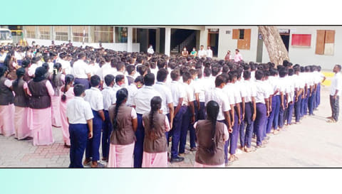 கனியனூரில் இறந்த மாணவிக்கு இஸ்லாமியா பள்ளியில் அஞ்சலி
