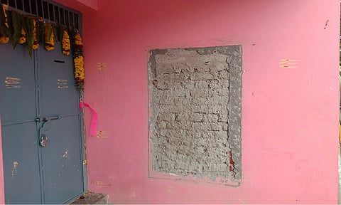 சுவற்றில் பதிக்கப்பட்டிருந்த கல்வெட்டு அகற்றப்பட்டுள்ளதை படத்தில் காணலாம்.