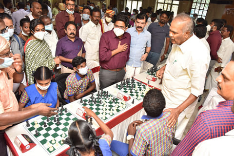 செஸ் ஒலிம்பியாட் விழிப்புணர்வு போட்டியை சபாநாயகர் அப்பாவு தொடங்கி வைத்து பார்வையிட்ட காட்சி.