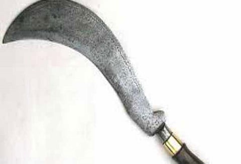 நெல்லை நீதிமன்ற வளாகத்தில் அரிவாளுடன் நுழைந்தவரால் பரபரப்பு