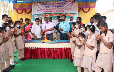 வாலாஜா ஒன்றியம் வாணாபாடி ஊராட்சியில் 44 வது செஸ் ஒலிம்பியாட் போட்டி குறித்த விழிப்புணர்வு நிகழ்ச்சியை கலெக்டர் பாஸ்கர பாண்டியன் தொடங்கி வைத்த காட்சி.