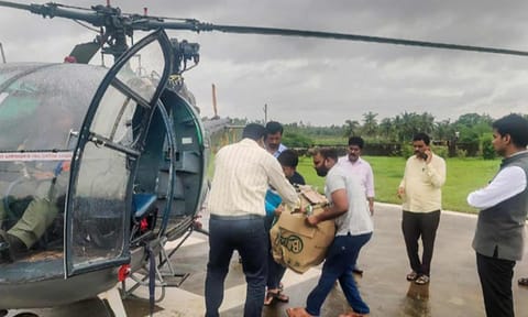 ஹெலிகாப்டரில் உணவுப் பொருட்கள் எடுத்து செல்லப்படும் காட்சி