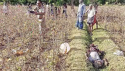 மின்சாரம் தாக்கி இறந்த விவசாயியையும், நாயையும் படத்தில் காணலாம்.