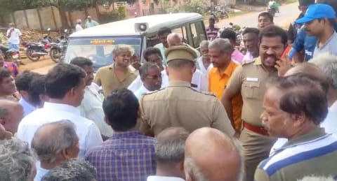 கிராம நிர்வாக அலுவலர் அலுவலகம் முன்பு பொது மக்கள் திரண்ட காட்சி.&nbsp;