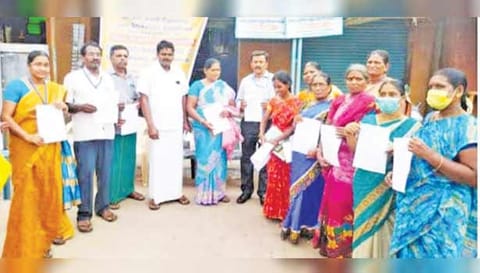 கபிலர்மலையில் மக்கள் கல்வி நிறுவனம் சார்பில் தூய்மை இந்தியா திட்டத்தின் கீழ் சுகாதார விழிப்புணர்வு நிகழ்ச்சி நடைபெற்ற போது எடுத்த படம்.