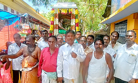 நாராயண சுவாமி தீர்த்தவாரி முடித்து சப்பரத்தில் எழுந்தருளி வீதி உலா வந்து பக்தர்களுக்கு அருள் பாலித்து கோவில் மண்டபத்தை சுற்றி வந்து கோவிலை வந்தடைந்த காட்சி.