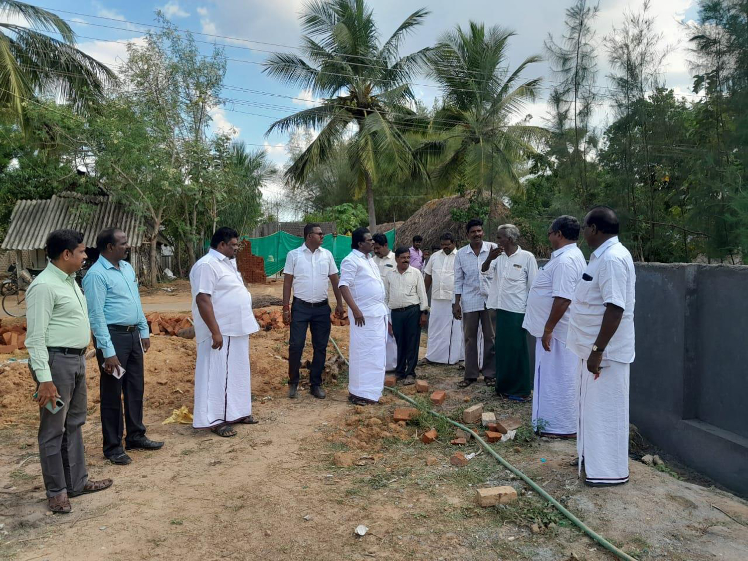 ஜெயங்கொண்டம் அரசு பள்ளியில் ரூ.24 லட்சம் மதிப்பில் சுற்று சுவர் அமைக்கும் பணி