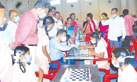 மாணவர்களுடன் அமர்ந்து சதுரங்கம் விளையாடிய கலெக்டர் தினேஷ் பொன்ராஜ் ஆலிவர்.