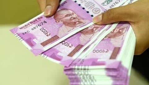 பழைய ரூபாய் நோட்டுகள் மூலம் வங்கியில் ஊழியர்கள் உதவியுடன் மானேஜர் செய்த மெகா மோசடி