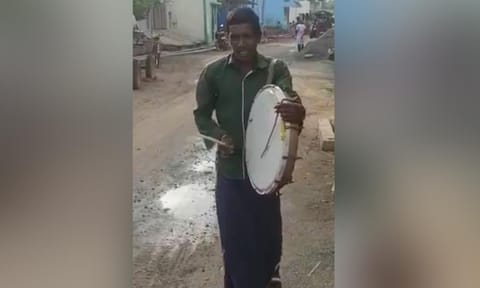 தண்டோரா மூலம் அறிவிக்கப்பட்ட காட்சி.