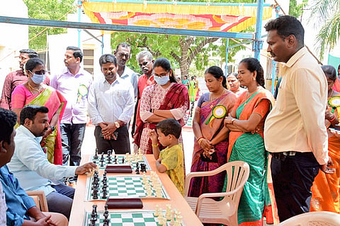 சதுரங்க பயிற்சியில் கலந்து கொண்டவர்களை படத்தில் காணலாம்.